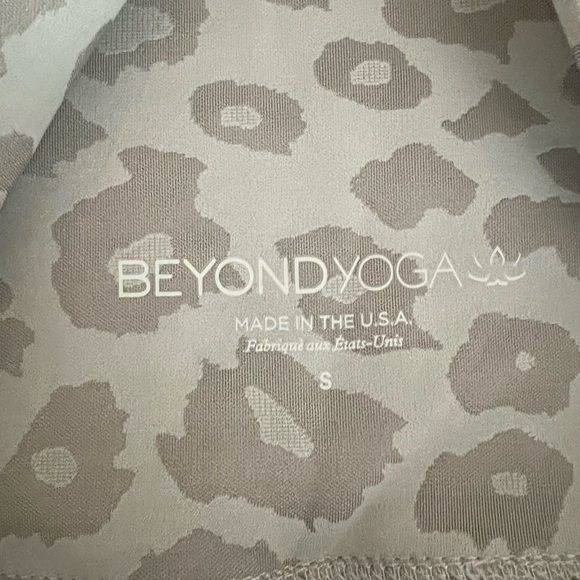 EUC Beyond Yoga Leopord Yoga Pants Size Small - Picture 4 of 16